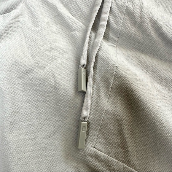 Lululemon License to Train shorts Size Large 7inch - Picture 3 of 9